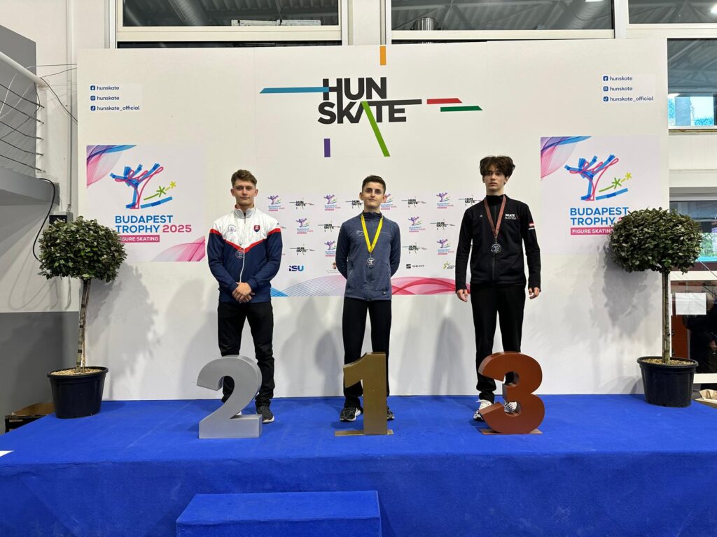Šesté místo z poslední letošní JGP pro Žákovou a Mencla, Václavík veze zlato z Budapešti, Hanušová a Valesi s Bidařem vezou medaile z Británie